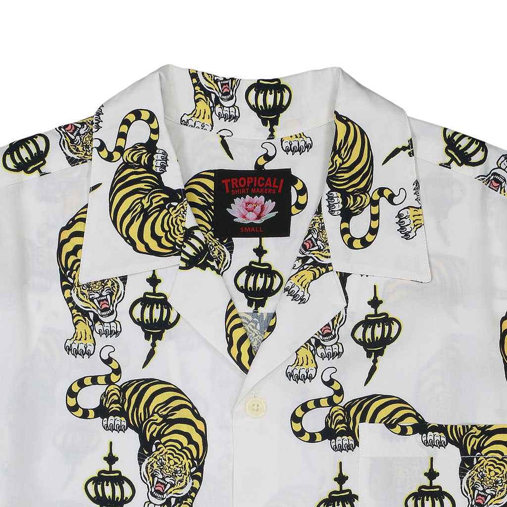 TROPICALI Short Sleeve 1-Pocket Flat Collar Hawaiian Shirt - White/ Yellow Tiger
